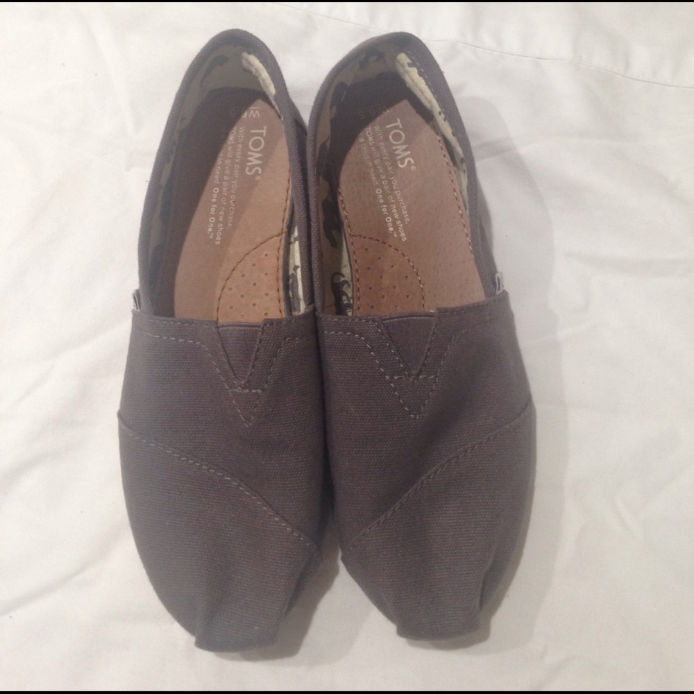 Dark gray Toms