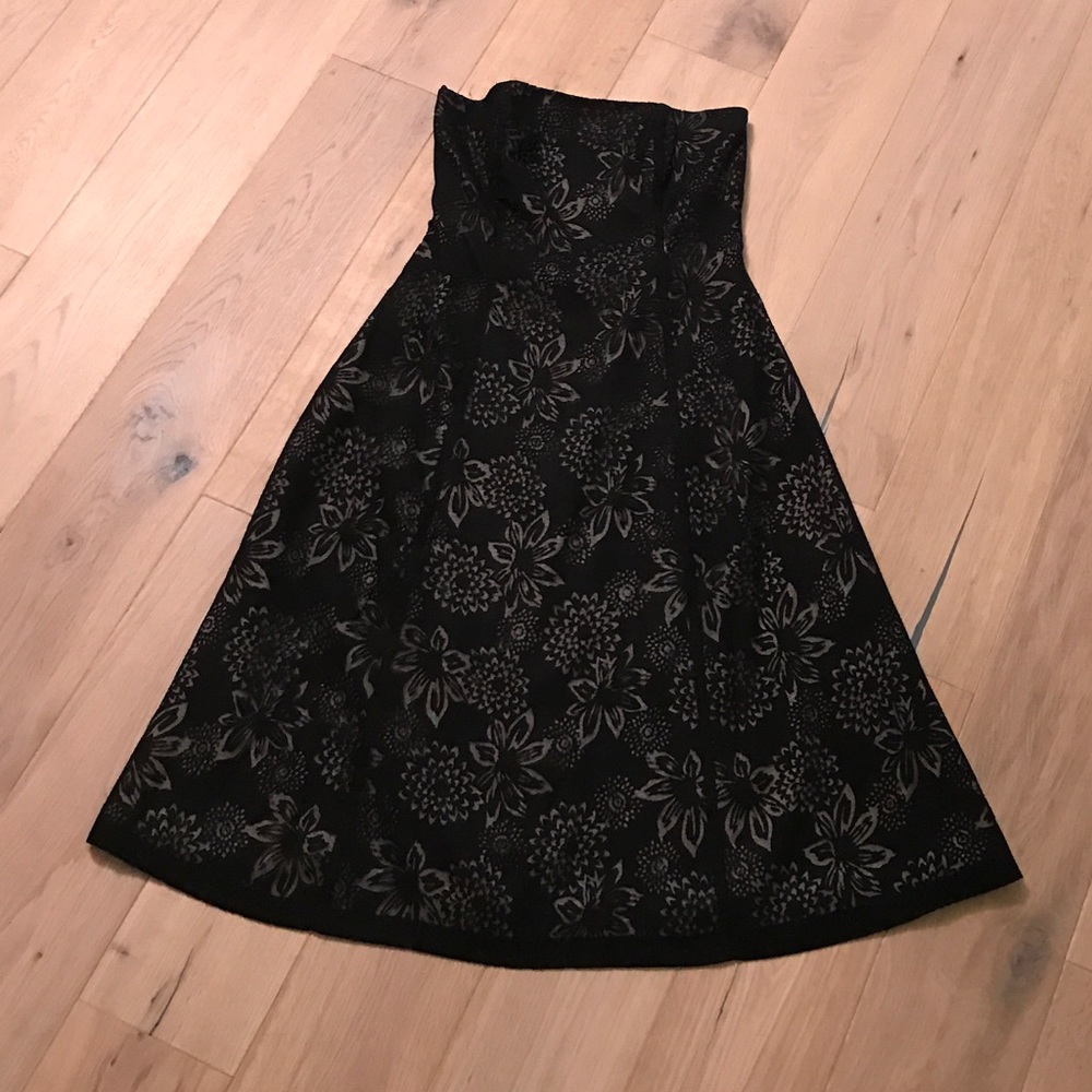 Very flattering strapless black dress