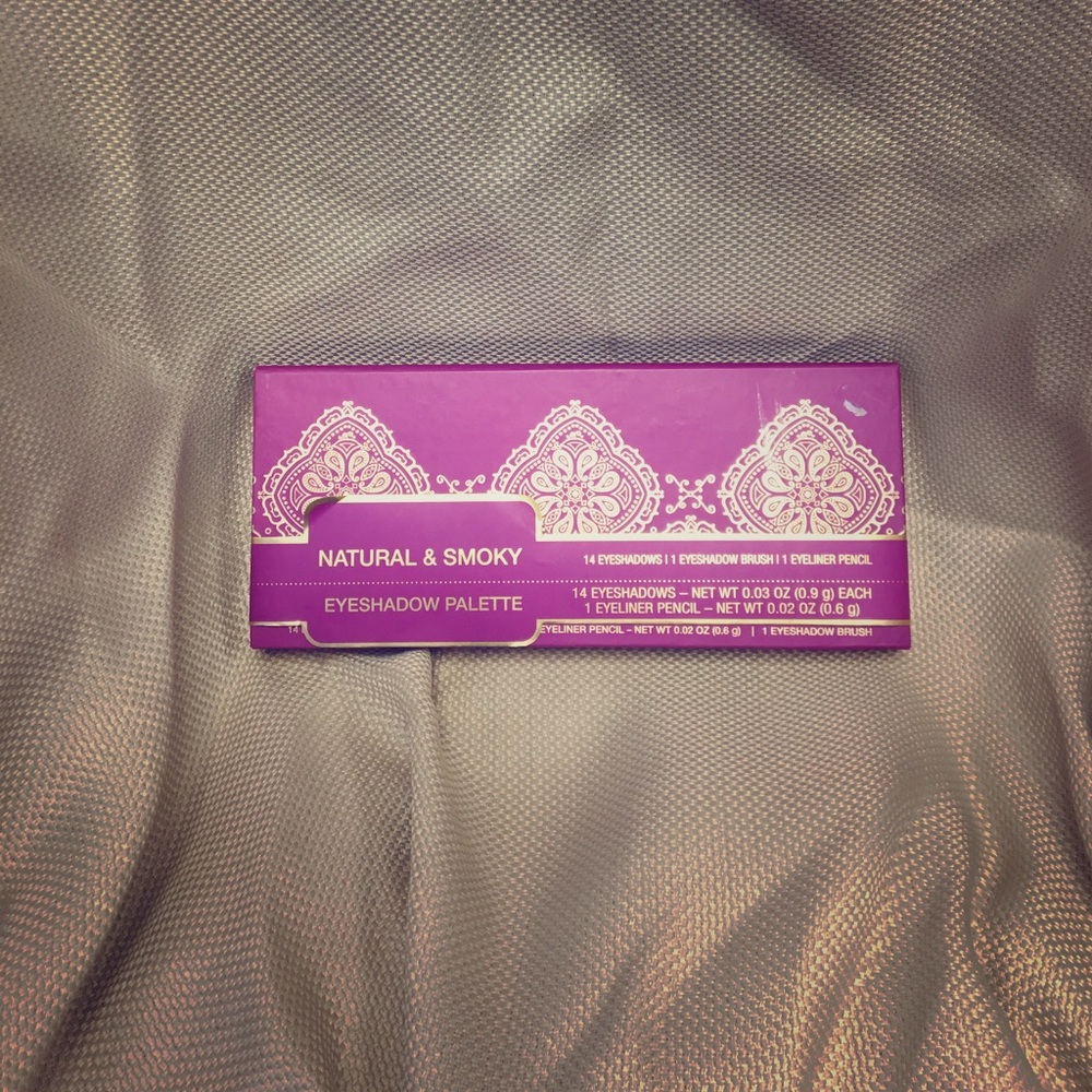 Natural Smoky Eye Shadow Palette & Eyeliner Kit.