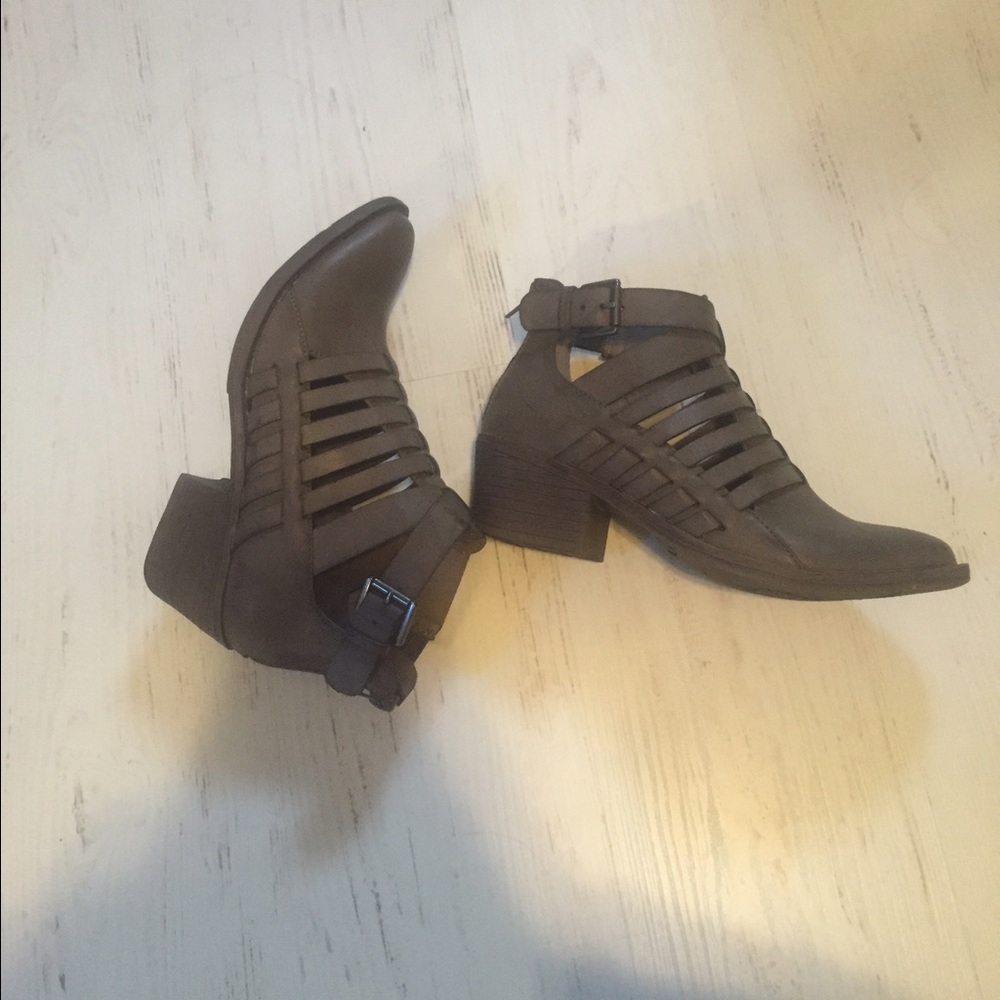 Volatile McKenna Booties in taupe. Size 6. - Picture 3 of 7