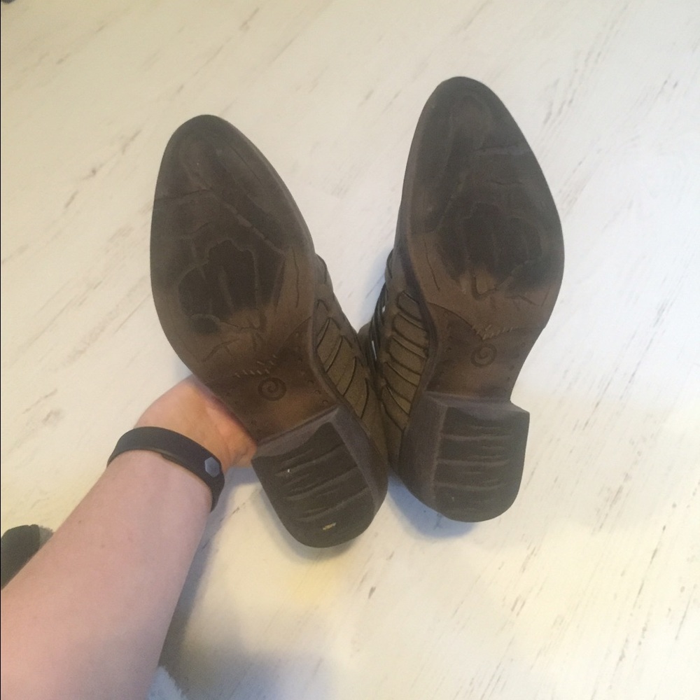 Volatile McKenna Booties in taupe. Size 6. - Picture 6 of 7