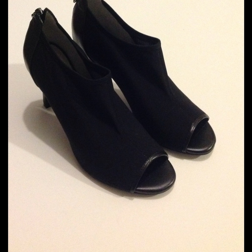 New In Box Tahari Shoes size 10