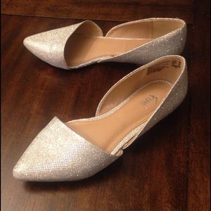 8 1/2w Silver Pointed Toe Flats