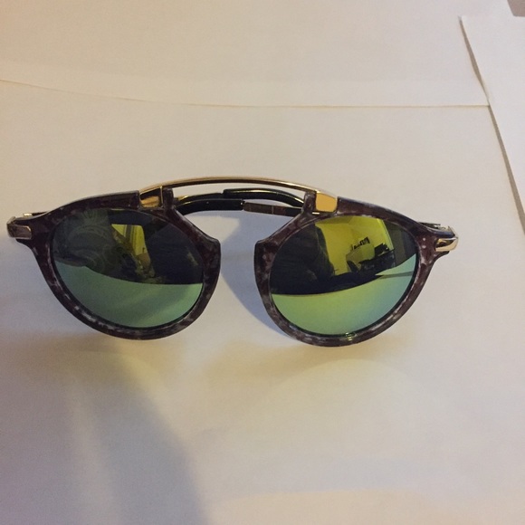 Sunglasses - Picture 3 of 4