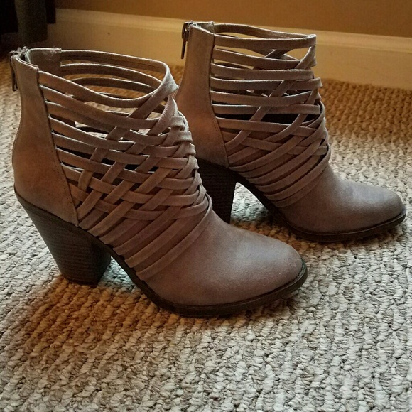 Booties with woven design size 6 - Picture 2 of 3