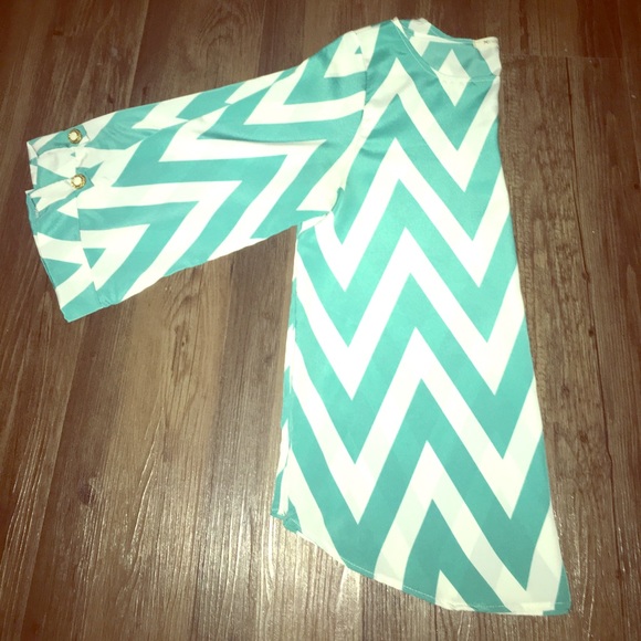 Turquoise & White Chevron Blouse 💙💚 - Picture 2 of 4