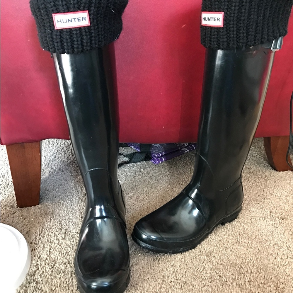 Women's size 8 hunter rain boots with fleece socks