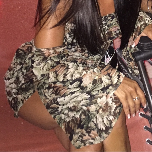 Floral Off Shoulder Romper - Picture 3 of 4