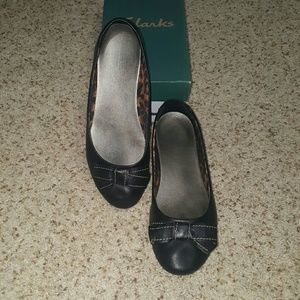 Clarks black bow flats