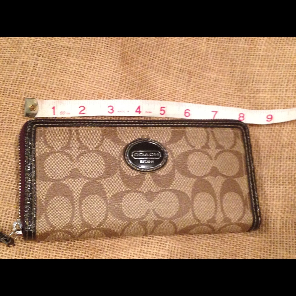 Coach zippered wallet - signature logo leather