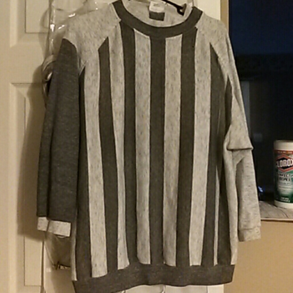 Sweatshirt - Picture 1 of 3
