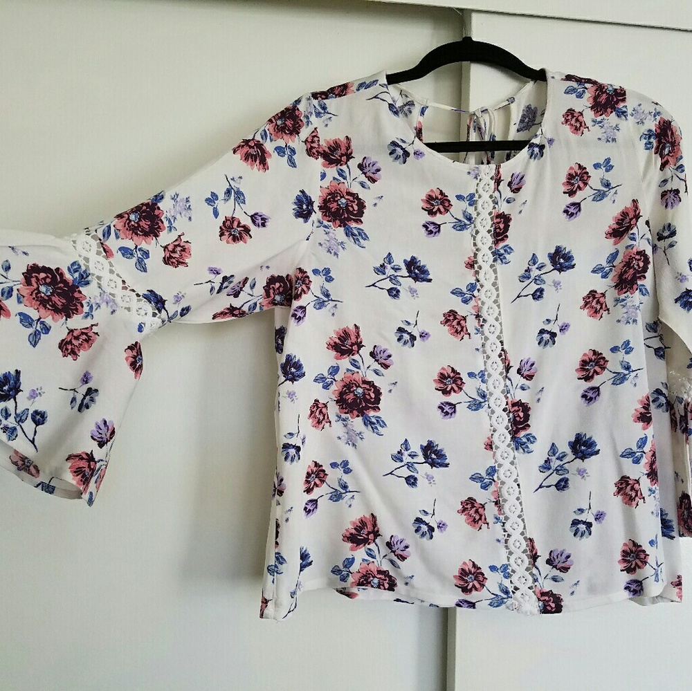 Bell sleeve top