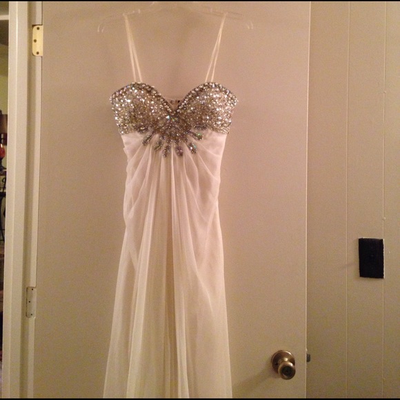 White beaded gown - Picture 2 of 6