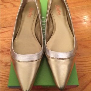 Charles by Charles David Gold Flats 6.5 Womens