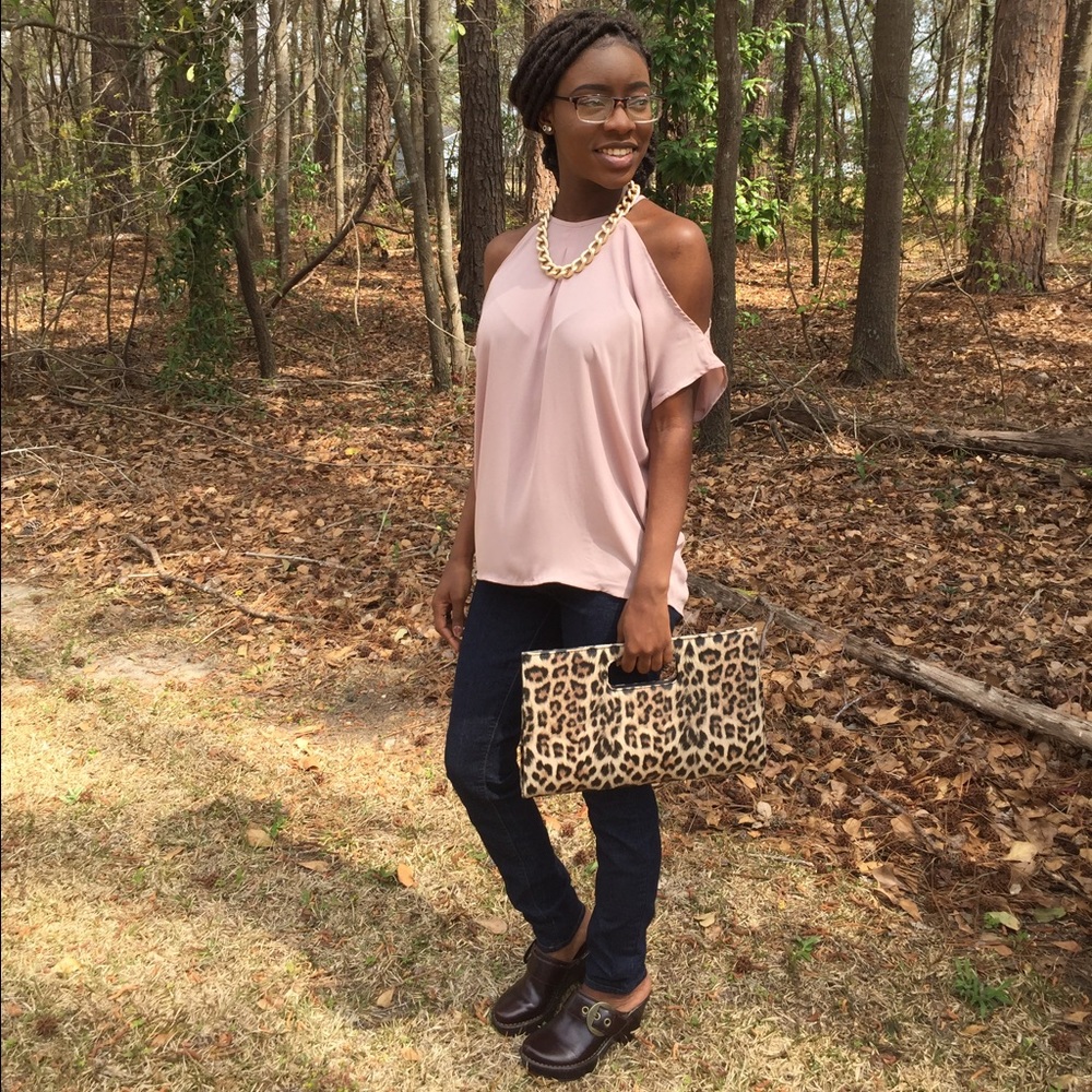 🎉HP🎉💥SALE💥NWT Cold Shoulder Blush/Mauve Top
