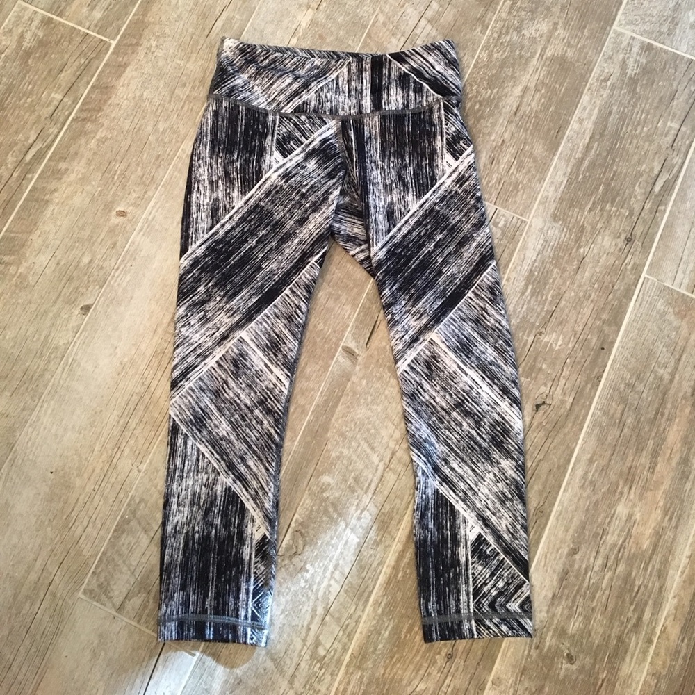 Lululemon  black and white  wunder under crops