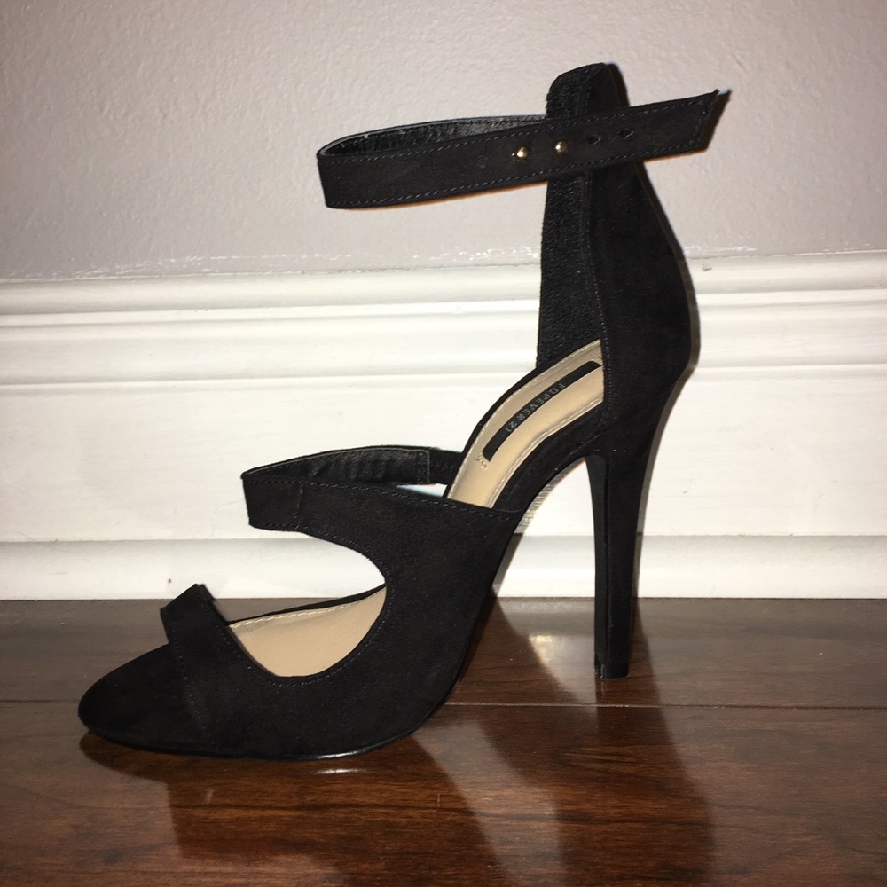Black strapped heels!