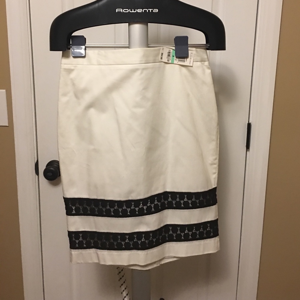 White skirt with black lace detail lot 12