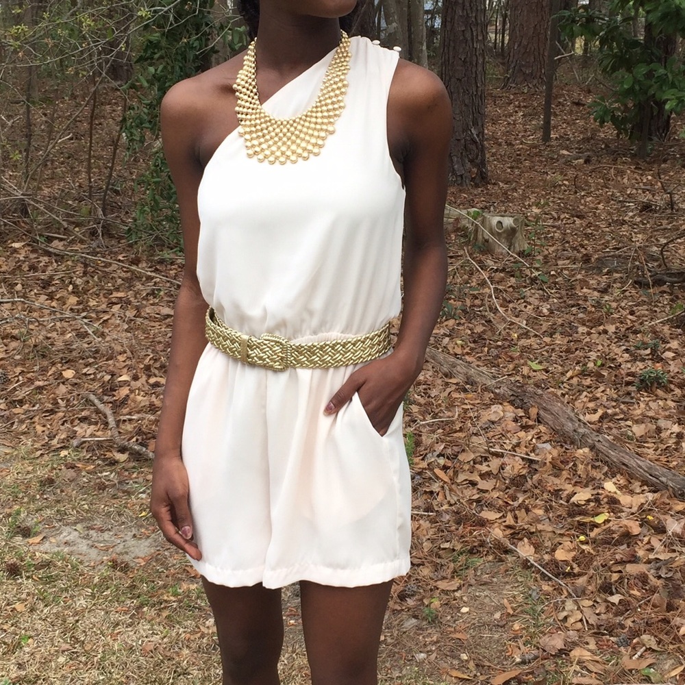 🎉HP🎉💥SALE💥NWT One Shoulder Cream Romper - Picture 4 of 7