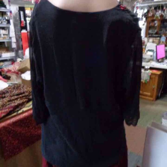 👚★❦꒒ik୧⌵♡⌵N୧w❦★ AUCTION PRICE👩🏻‍⚖️ Top with V Neckline with Embowered - Picture 2 of 4