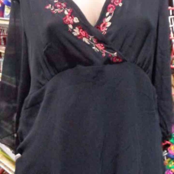 👚★❦꒒ik୧⌵♡⌵N୧w❦★ AUCTION PRICE👩🏻‍⚖️ Top with V Neckline with Embowered - Picture 3 of 4