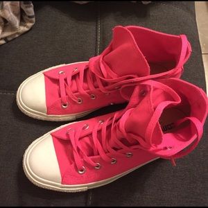Hot pink converse tennis-