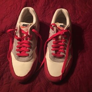 Women's 7.5 Nikes