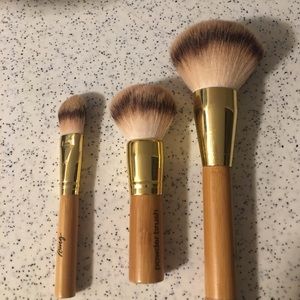 Listing for @tholding12 Foundation & kabuki only