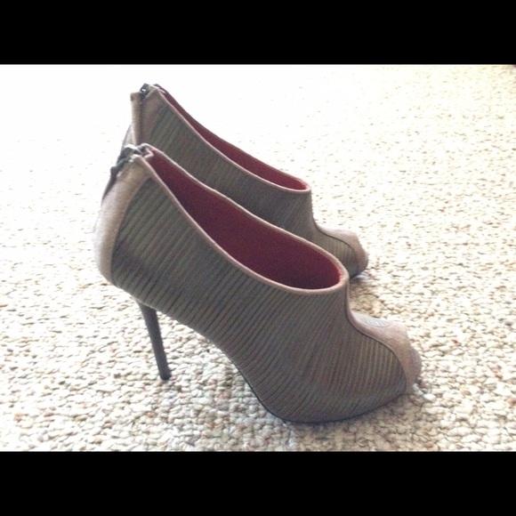 Charles Jourdan grey peeptoe bootie heel - Picture 2 of 3