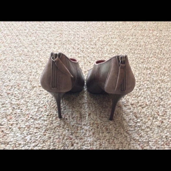 Charles Jourdan grey peeptoe bootie heel - Picture 3 of 3