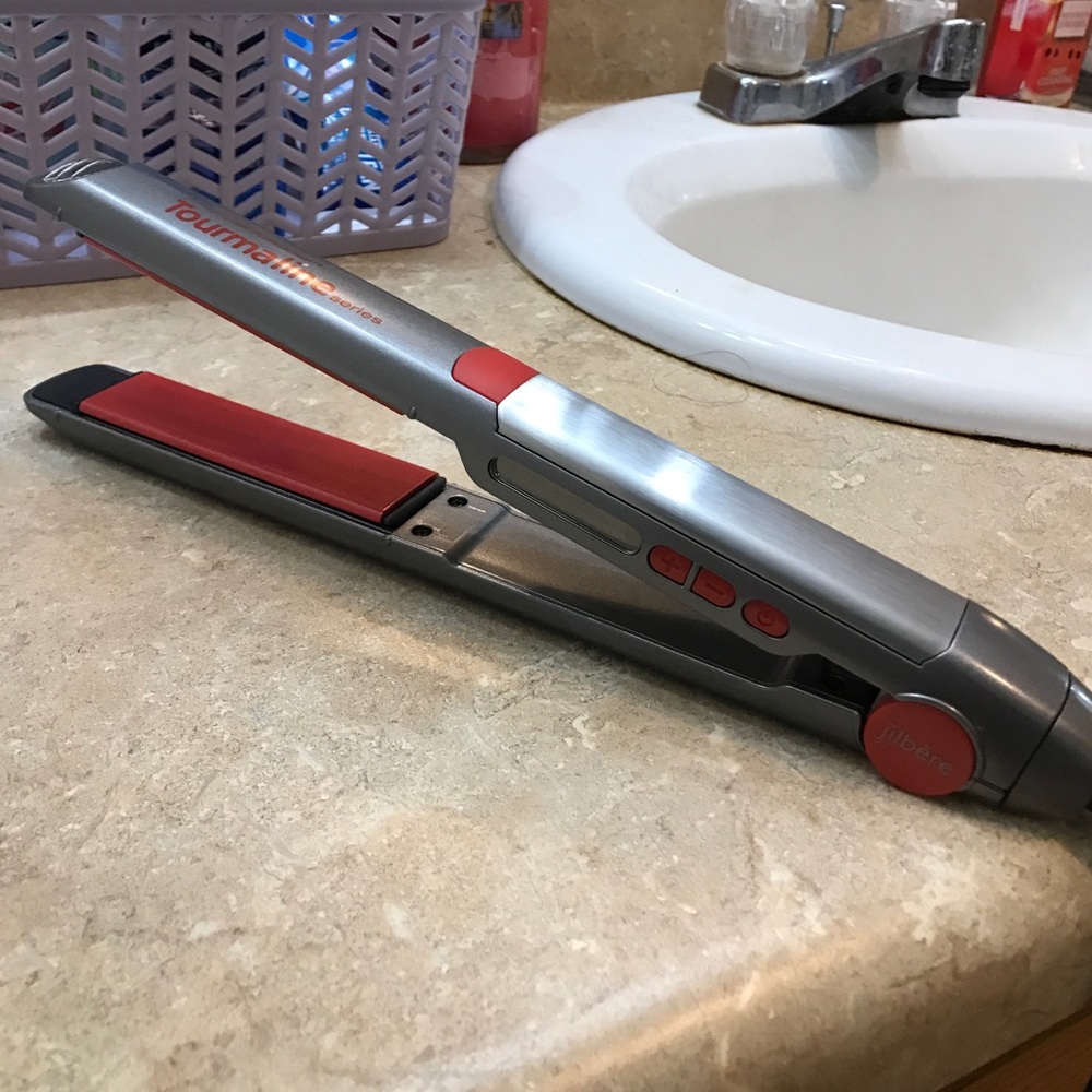 Jilbere by conair straightener 💁🏼
