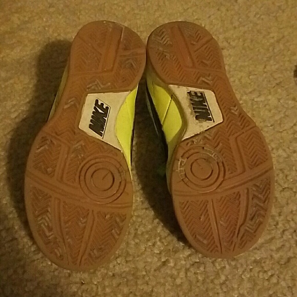 Neon Nike Jr support shoes - Picture 2 of 4