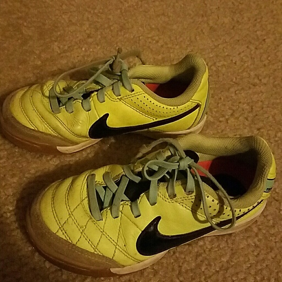 Neon Nike Jr support shoes - Picture 3 of 4