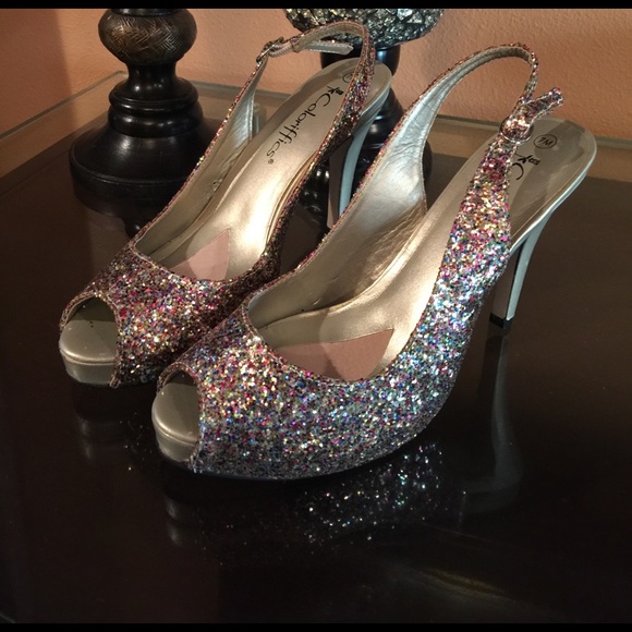 Coloriffics gala gold  heels. - Picture 2 of 4