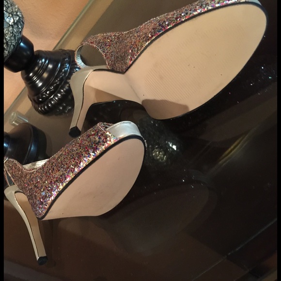 Coloriffics gala gold  heels. - Picture 4 of 4