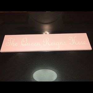 QUEEN REIGNS HERE SIGN