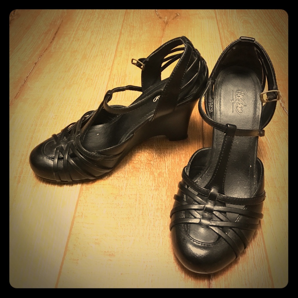 Black unique wedges