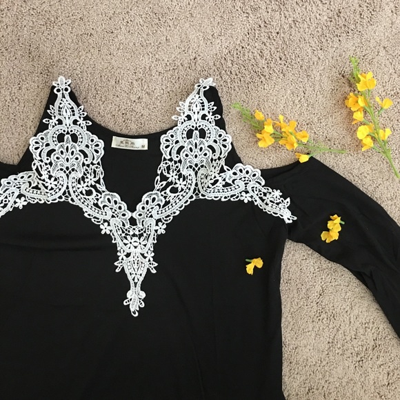 ✖️SOLD!!! NEW! Black cold shoulder lace blouse - Picture 3 of 4