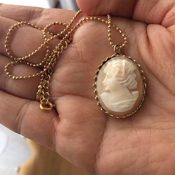 Vintage cameo pendant & gold tone chain - Picture 8 of 8