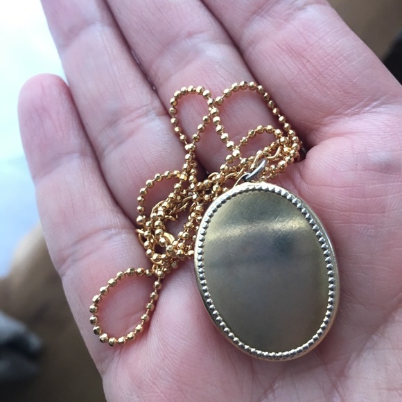 Vintage cameo pendant & gold tone chain - Picture 3 of 8