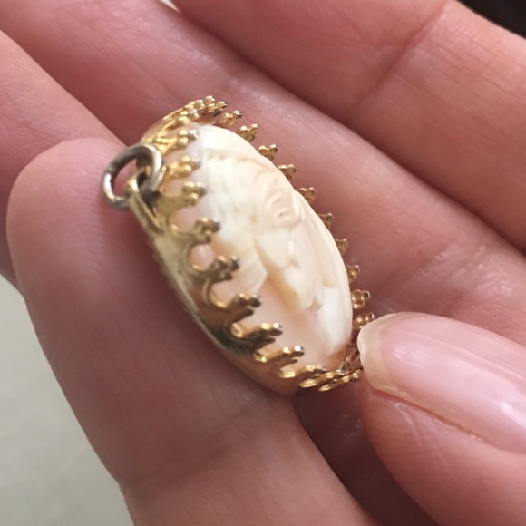 Vintage cameo pendant & gold tone chain - Picture 4 of 8