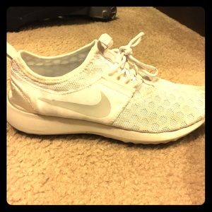 White nike tennis shoes