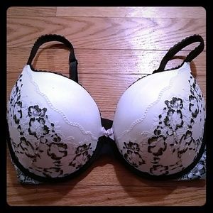 Black and white Body by Victoria Perfect Coverage