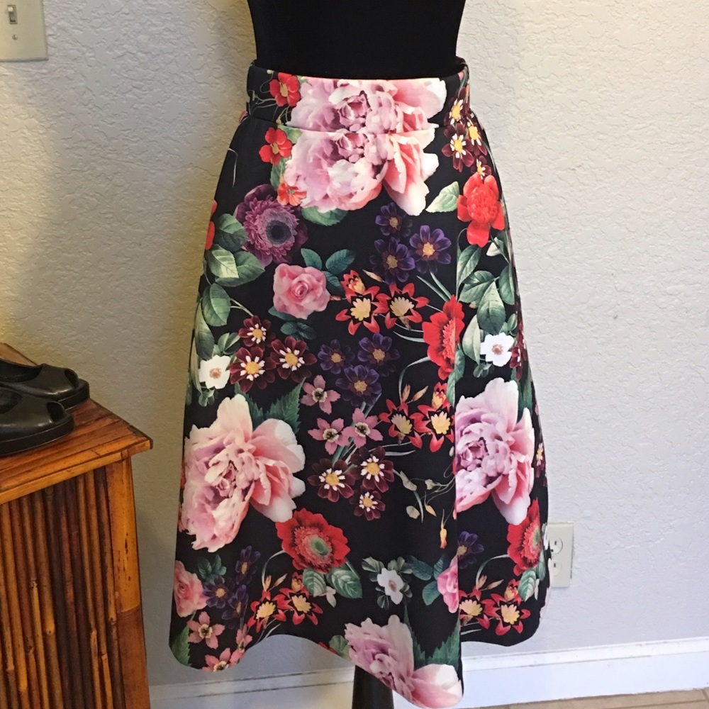 Fabulous midi skirt in vintage-inspired floral!