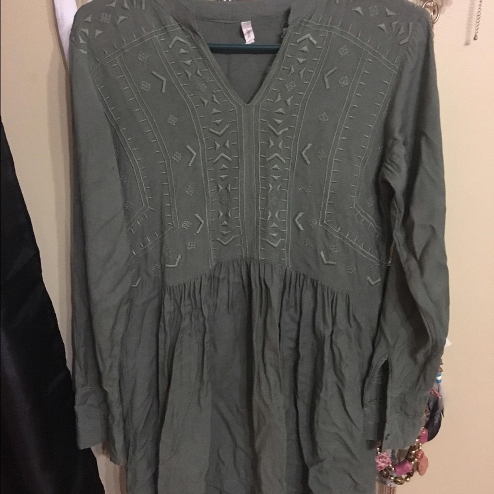 Green M dress fits like a small.