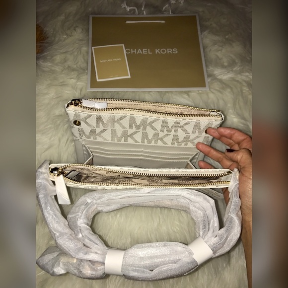 Mother's Day Sale🔥 Michael Kors Fulton Crossbody - Picture 7 of 8