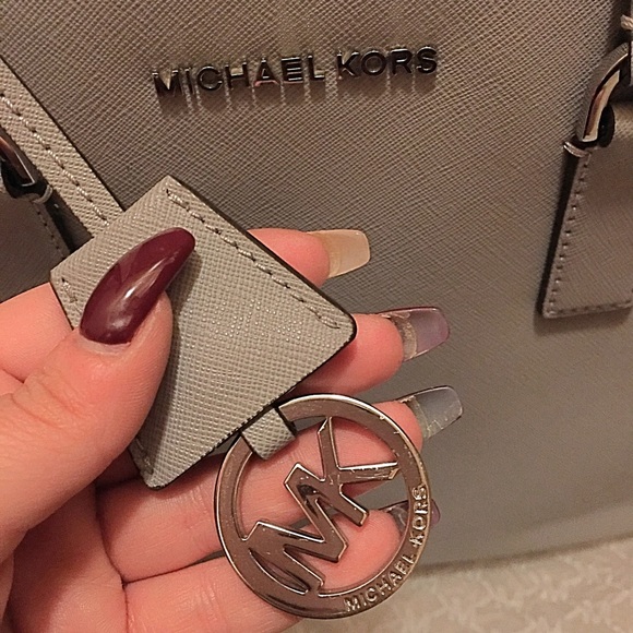 Michael Kors Large Dillon Satchel - Picture 3 of 7