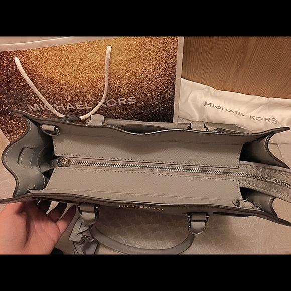 Michael Kors Large Dillon Satchel - Picture 4 of 7