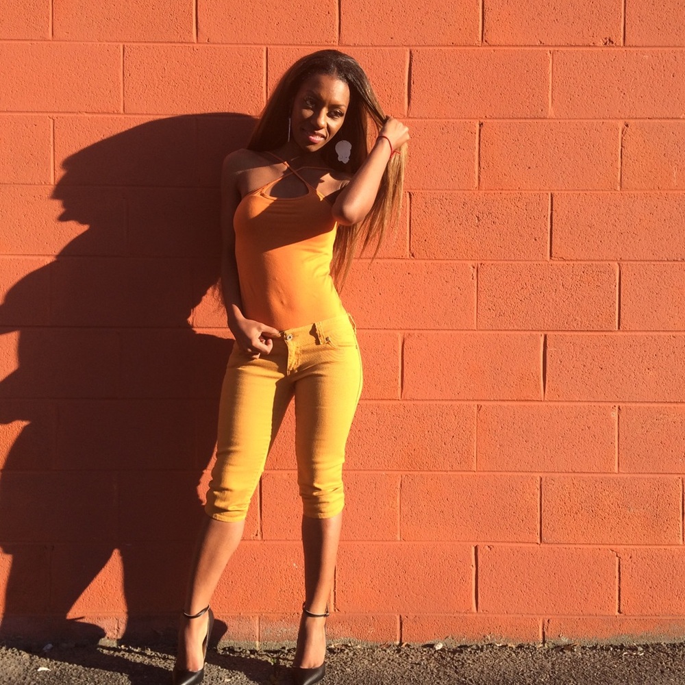 Delia's Knee Length Crop jeans