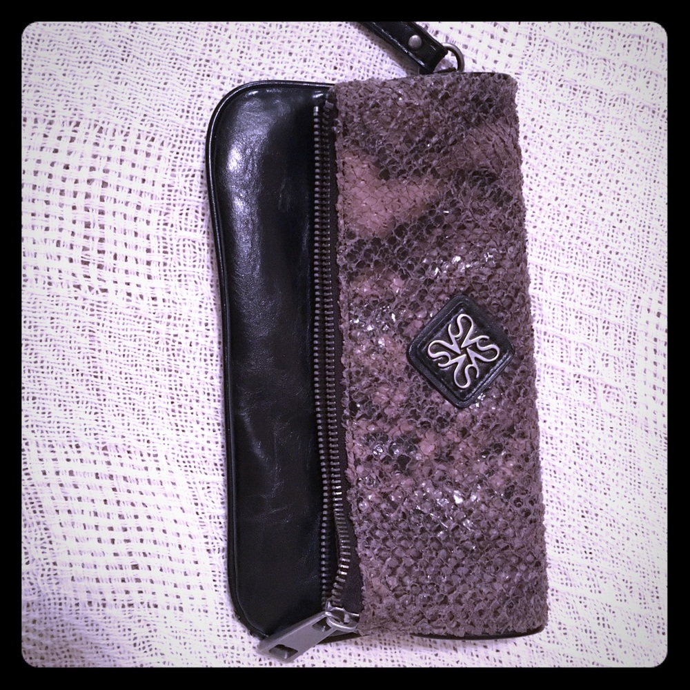 Vera Wang wristlet-